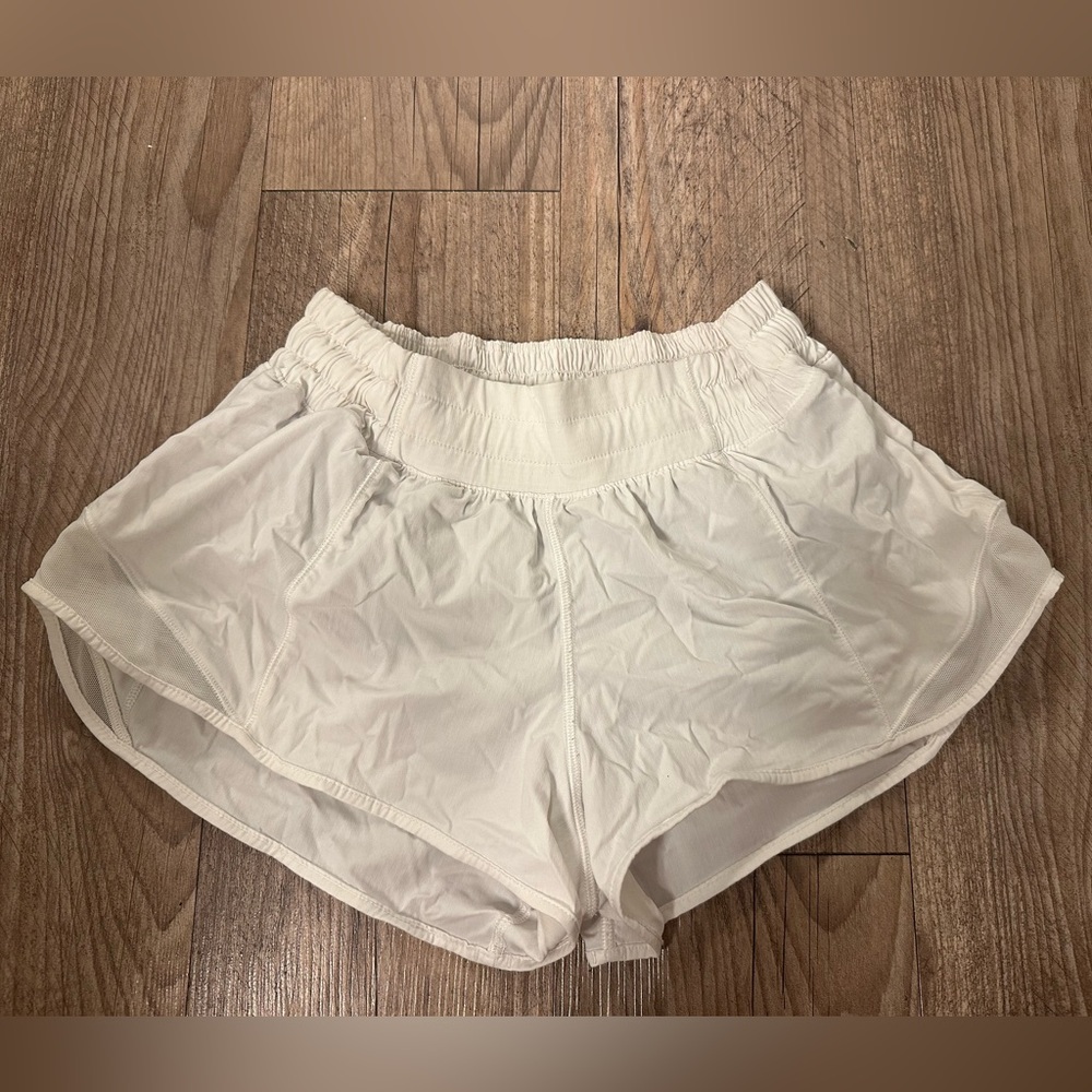 2.5’’ White Lululemon Hotty Hot Shorts